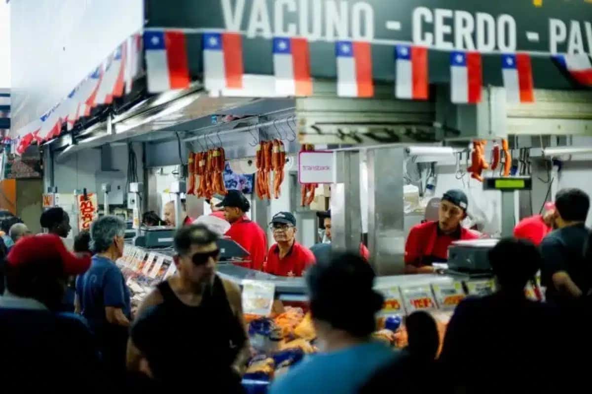 31 de diciembre de 2025/RECOLETA Vista de una carnicería al interior de La Vega central, en la comuna de Recoleta, hasta donde han llegado miles de personas para realizar las últimas compras antes de la celebración de año nuevo. FOTO: HANS SCOTT/AGENCIAUNO