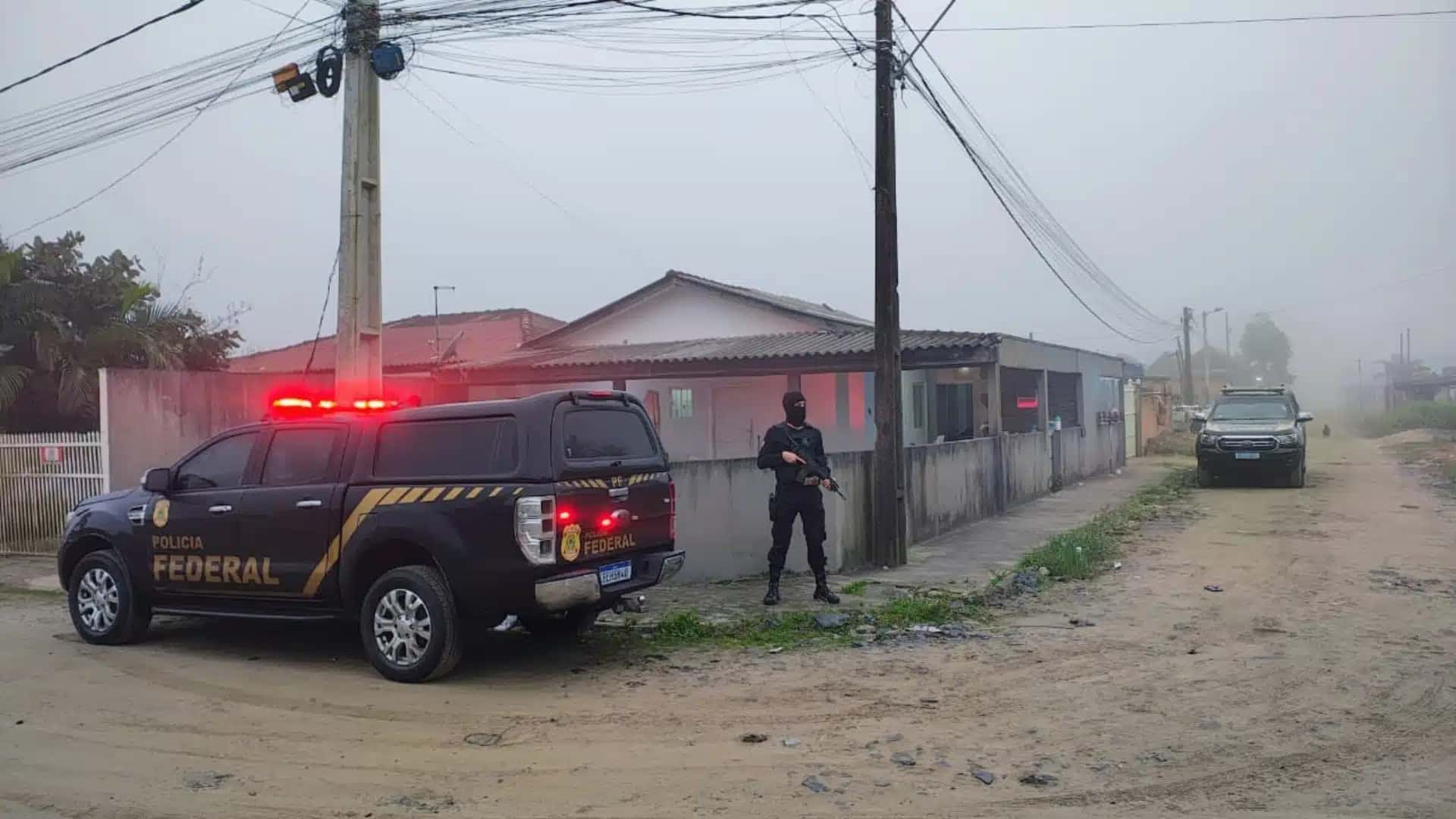 São cumpridos oito mandados de prisão preventiva e 17 mandados de busca e apreensão, expedidos pela Justiça Federal, que visam a apreensão de armas, munições, aparelhos eletrônicos, documentos e outros elementos para ajudar nas apurações
