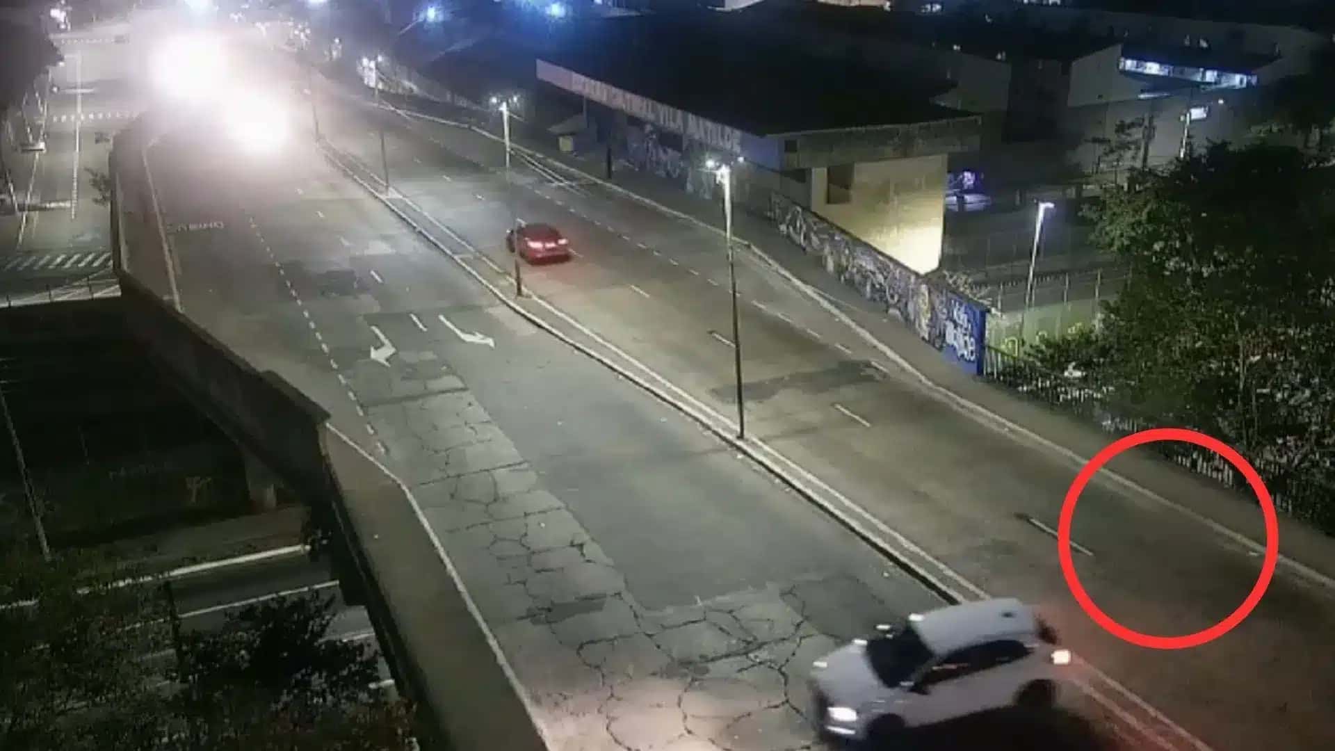 Câmera da CET flagrou o atropelamento no Viaduto Dona Matilde
