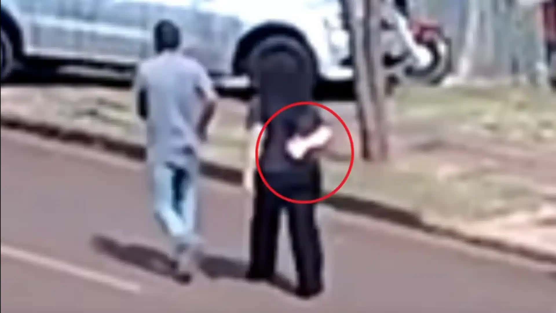 Vítima realizou o sinal internacional de socorro para pedir ajuda a motorista qe passava no local após ser agredida