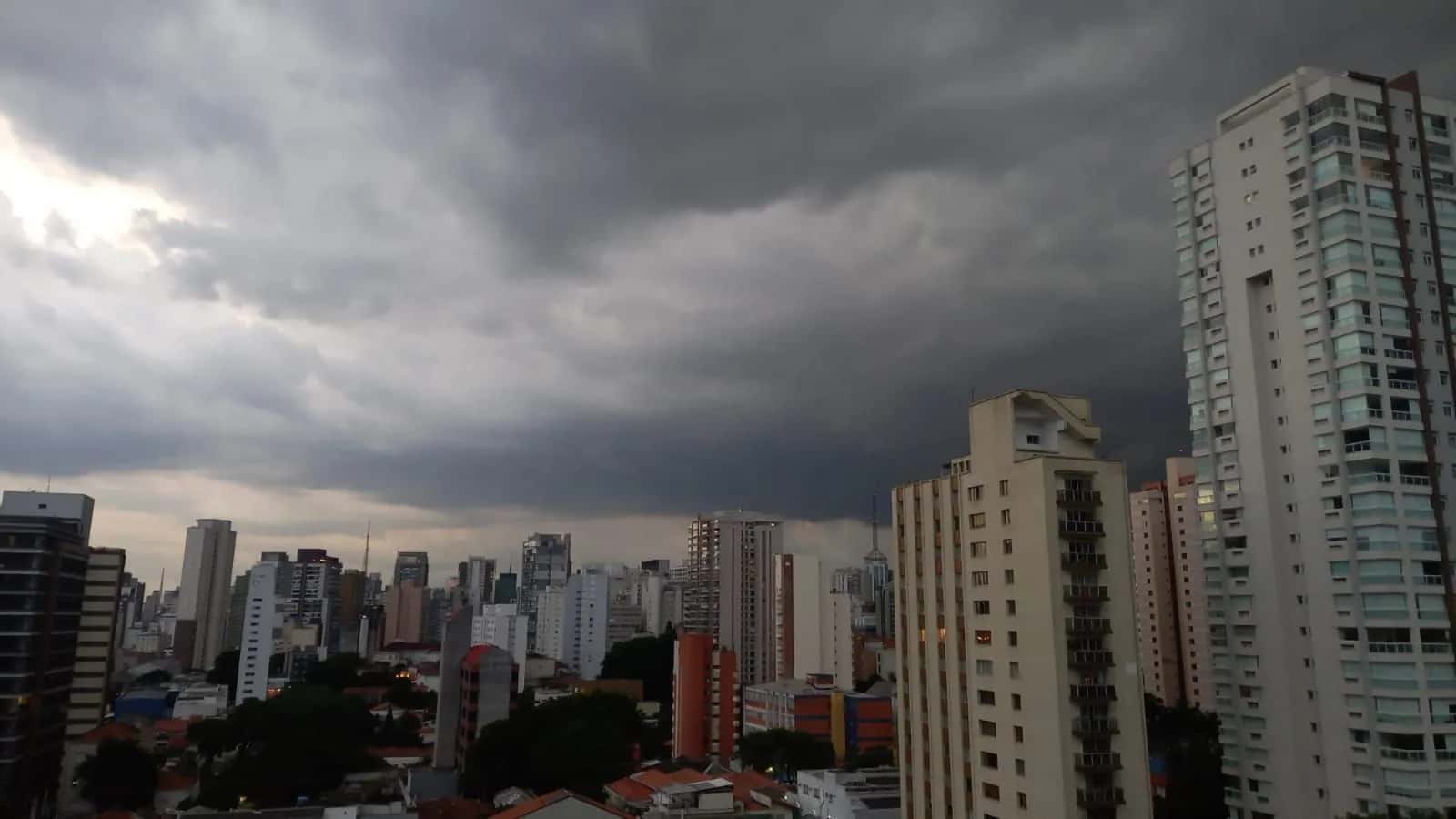 Volume de chuva deve ficar entre 20 e 30 mm/h podendo chegar a até 50 mm/dia
