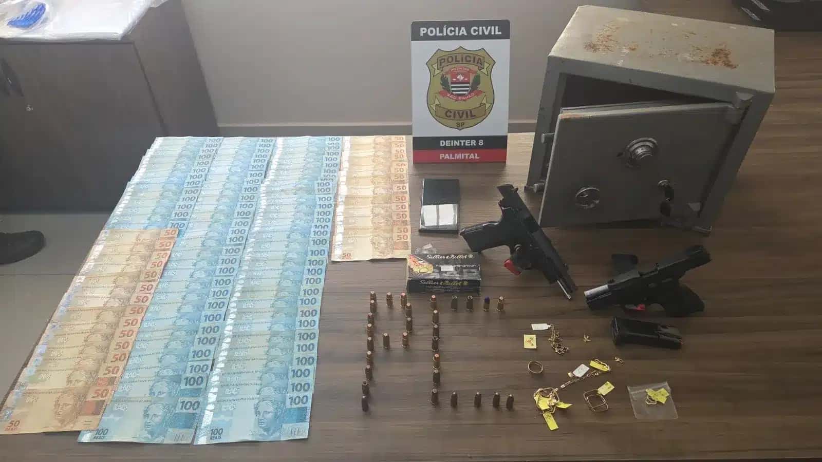 Três dos suspeitos foram presos em flagrante por tráfico de drogas e um por posse de arma de uso restrito
