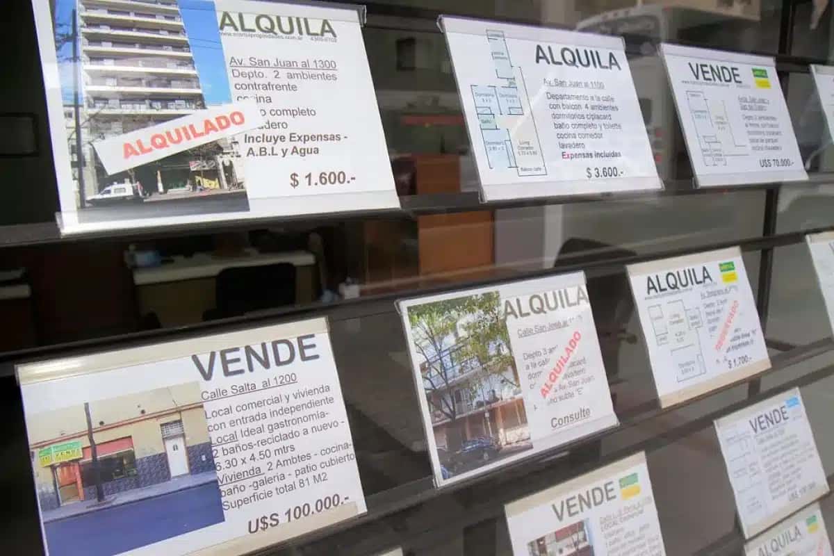 Anúncios de aluguel e venda na Avenida Independência, em Buenos Aires (foto de arquivo / fevereiro de 2012)