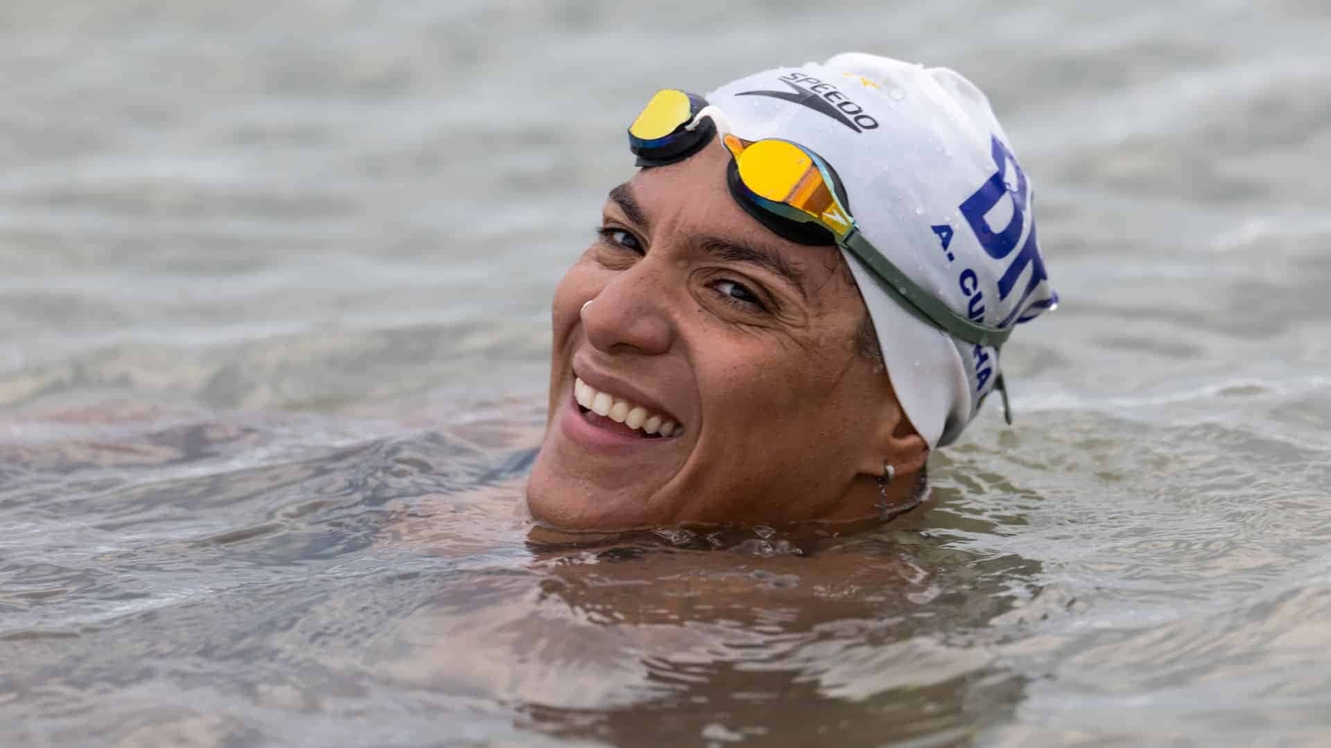 Ana Marcela Cunha nadou os 42,9 km do Canal da Mancha em 8h25min e bateu recorde sul-americano entre homens e mulheres