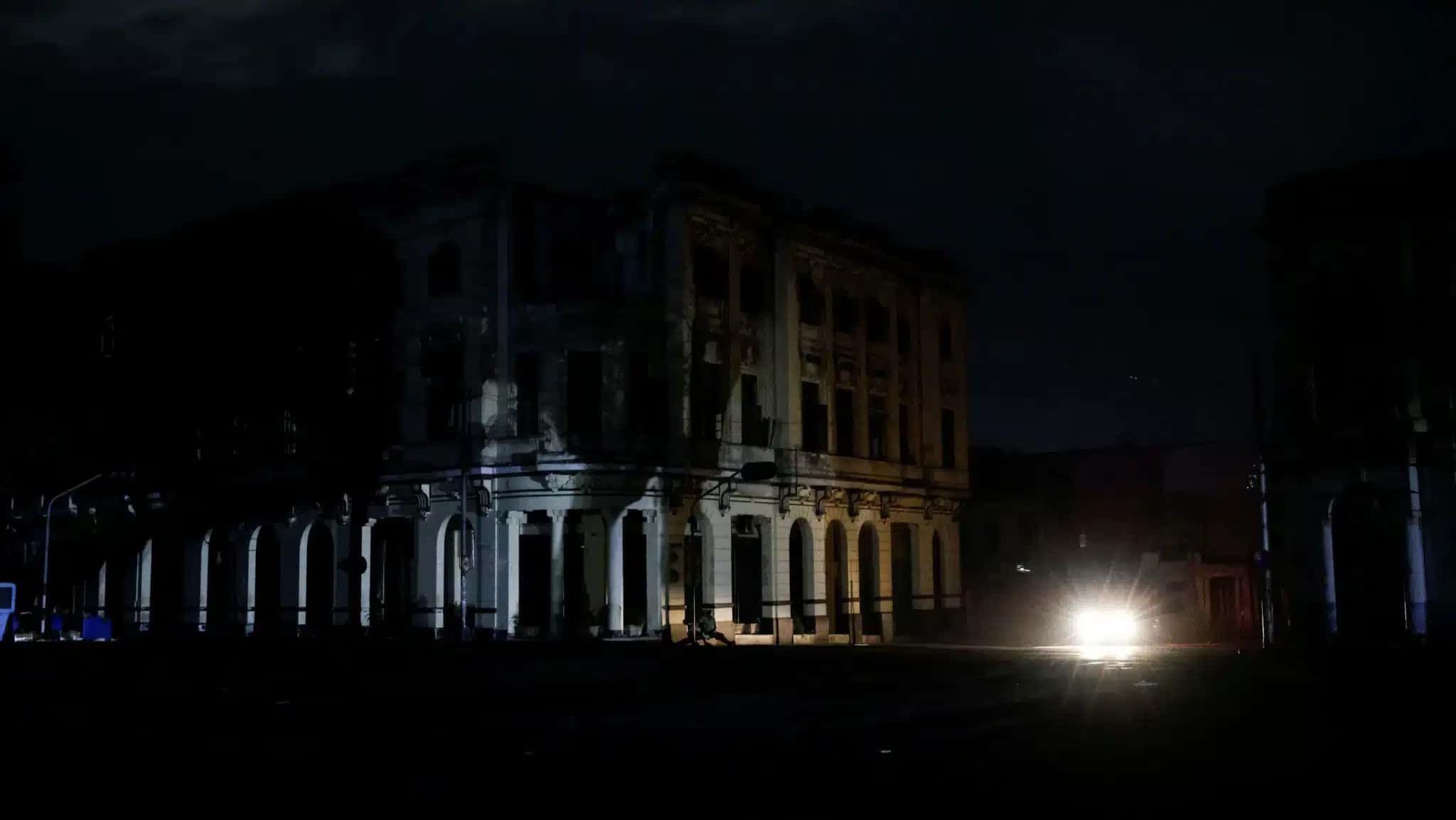 Carro ilumina fachada de prédio em meio a apagão em Havana, Cuba
