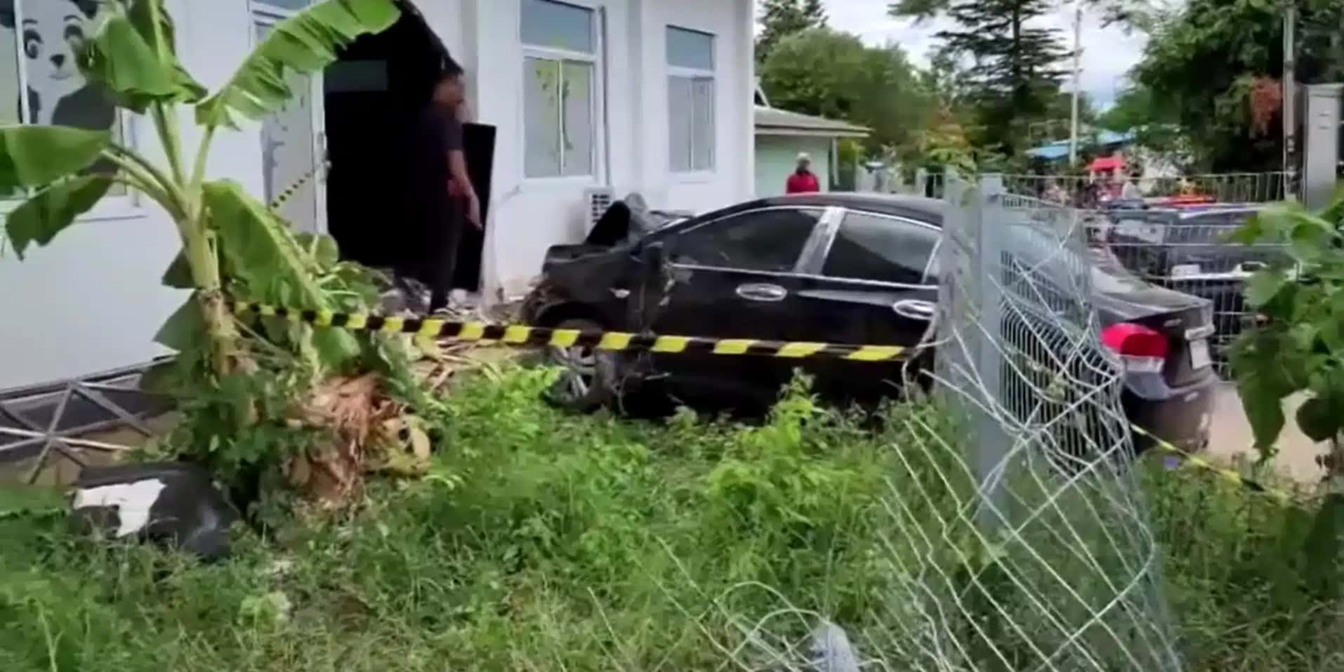 Carro bate em creche na Tailândia e deixa pelo menos 15 crianças feridas