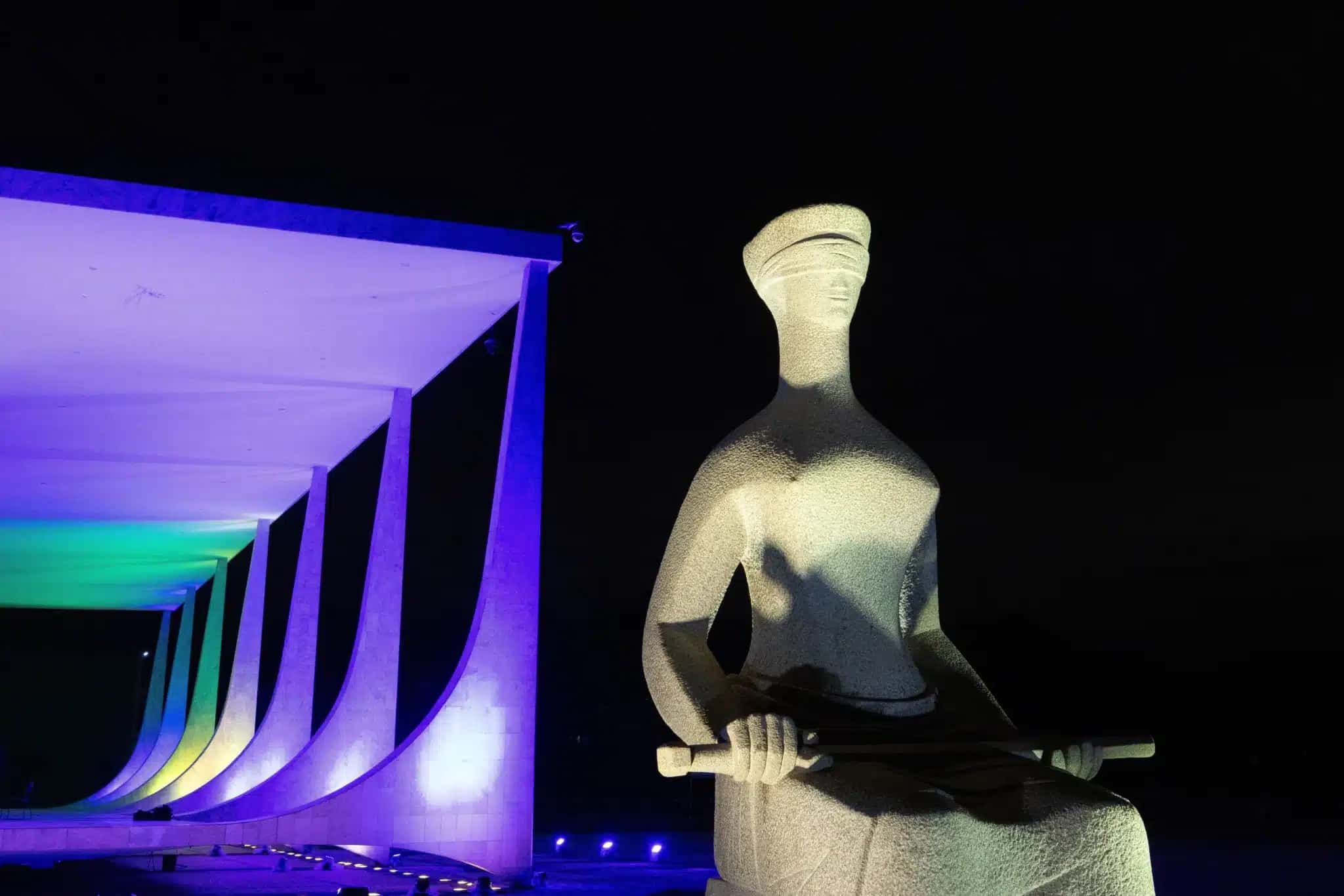 A estátua “A Justiça”, localizada em frente ao edifício-sede do Supremo Tribunal Federal