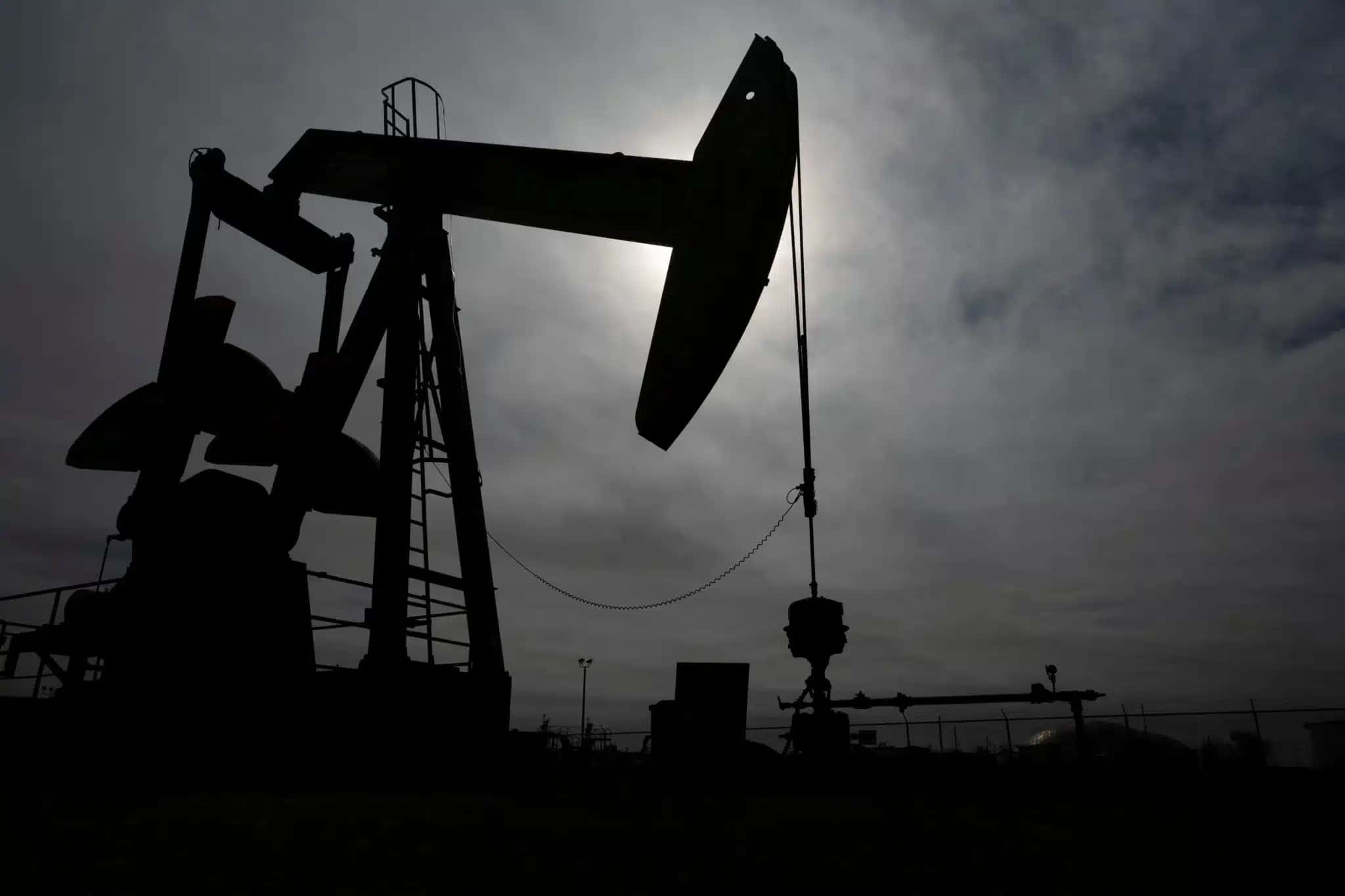 Bomba perto de reserva de petróleo bruto no campo de petróleo da Bacia do Permiano, perto de Midland, Texas, EUA, em 18 de fevereiro de 2025