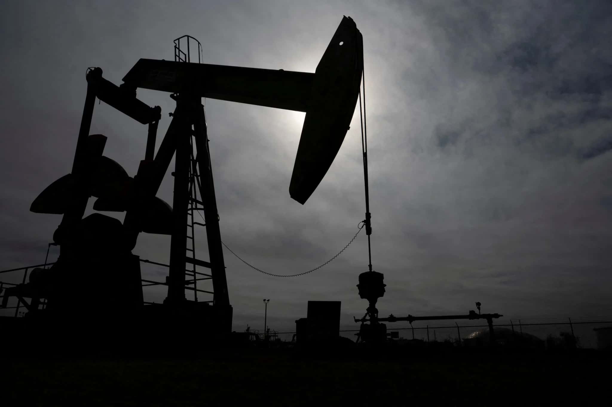 Bomba perto de reserva de petróleo bruto no campo de petróleo da Bacia do Permiano, perto de Midland, Texas, EUA, em 18 de fevereiro de 2025