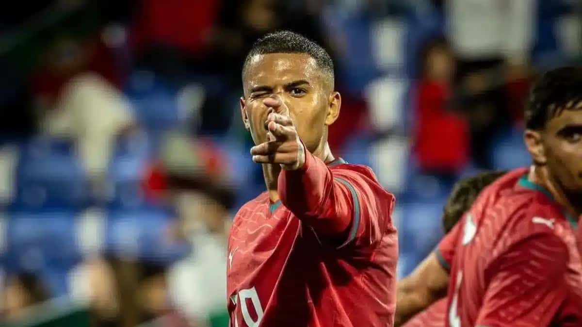 João Costa comemora gol com a seleção de base de Portugal