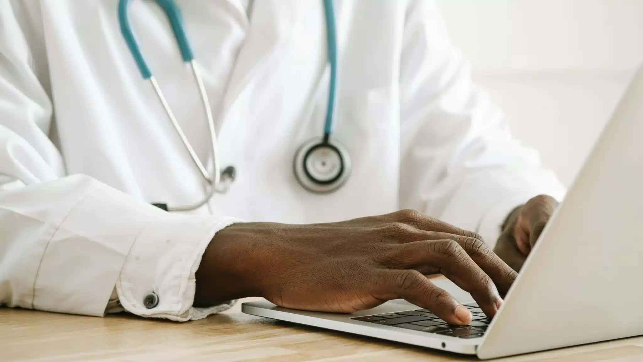 Médico mexendo no computador