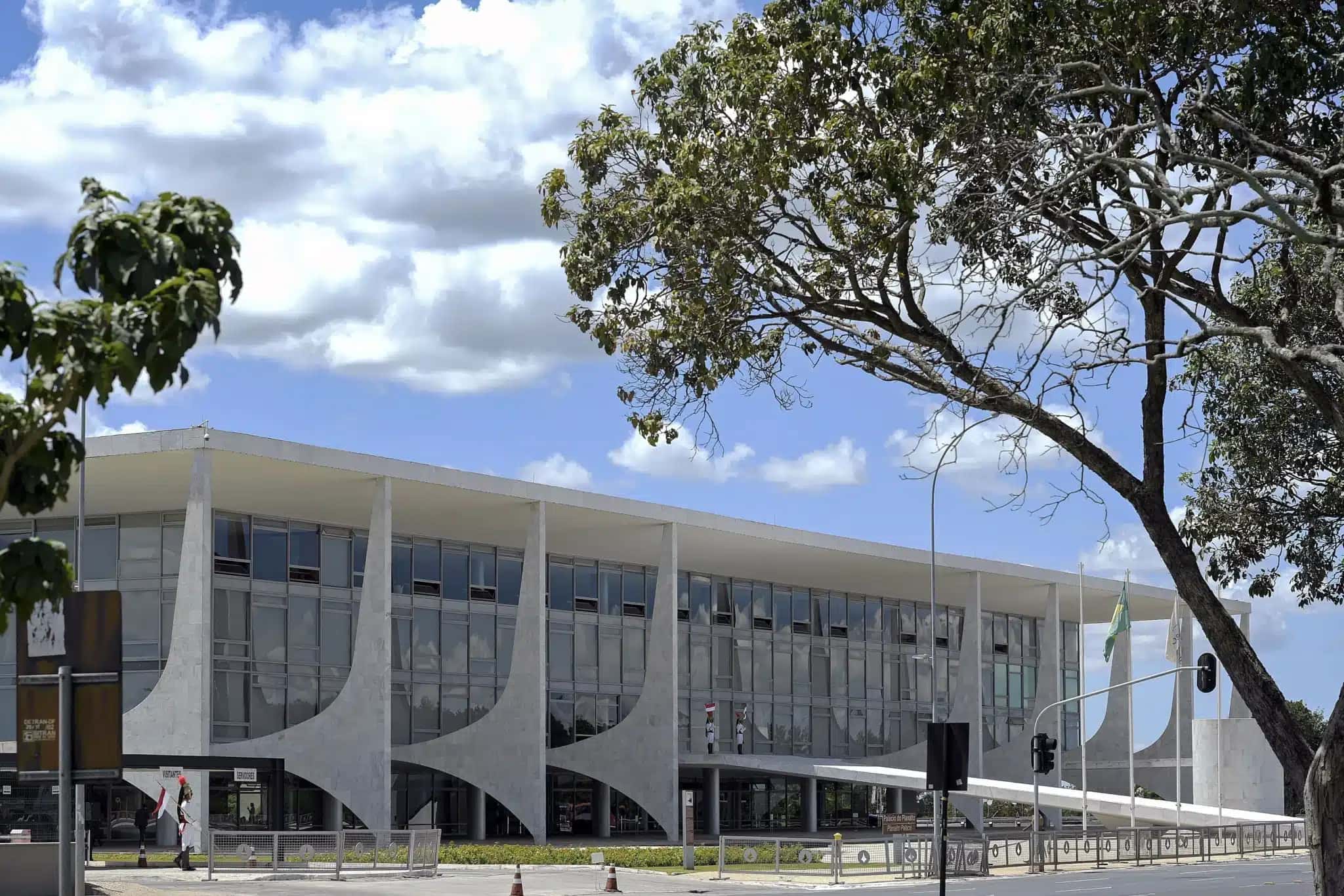 Fachada do Palácio do Planalto, local de trabalho da presidência do Brasil. É onde está situado o gabinete do presidente da República. O prédio também abriga a Casa Civil, a Secretaria-Geral e o Gabinete de Segurança Institucional da Presidência da República. Concebido pelo arquiteto Oscar Niemeyer com projeto estrutural do engenheiro Joaquim Cardozo, é a sede do poder executivo do Governo Federal brasileiro. Localizado na Praça dos Três Poderes em Brasília, o Palácio do Planalto faz parte do projeto do Plano Piloto e foi um dos primeiros edifícios construídos na capital. Foto: Pedro França/Agência Senado