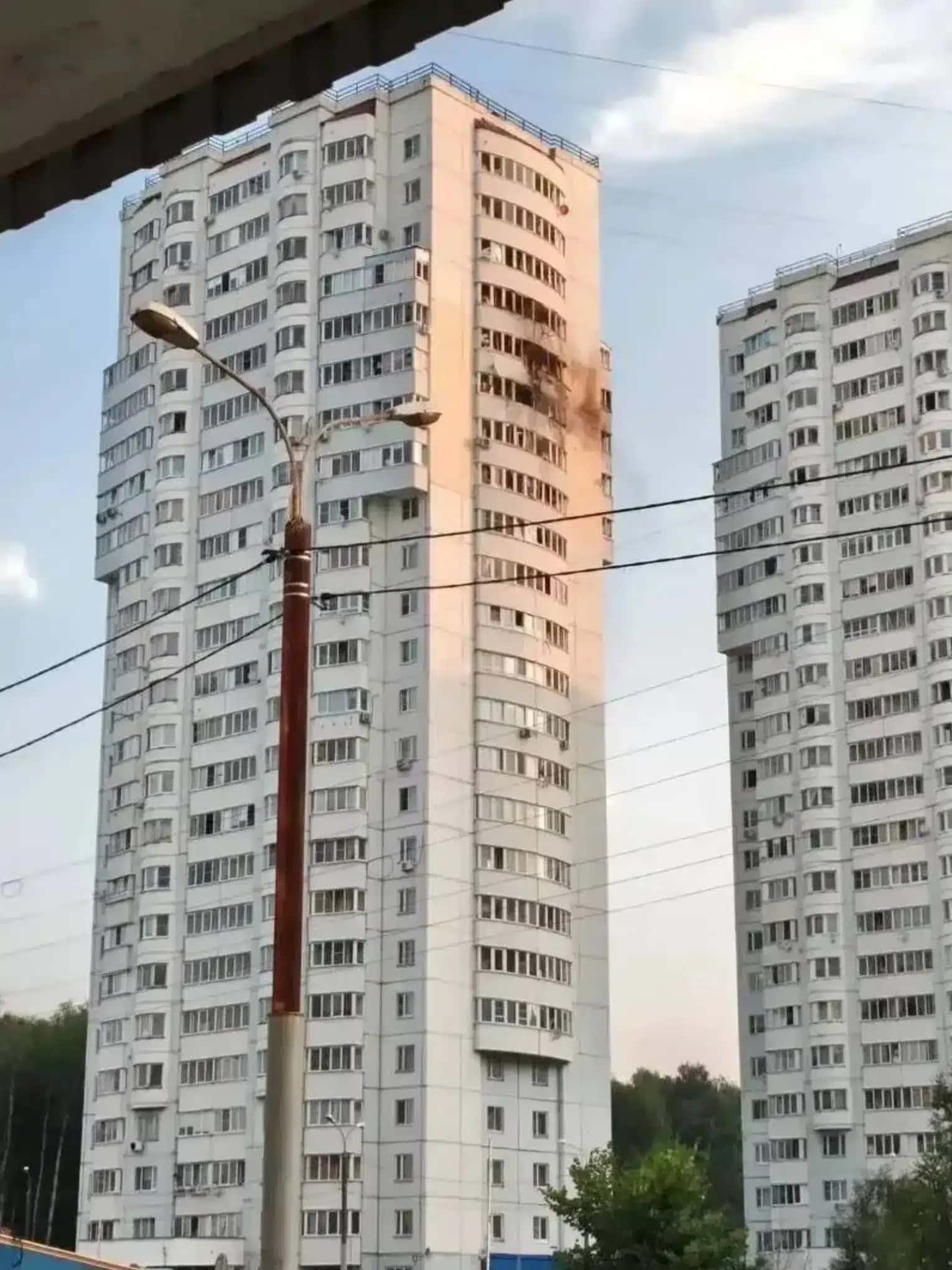 Prédio de apartamentos danificado após ataque com drones ucranianos em Chekhov, na Região de Moscou, Rússia 28 de julho de 2026 Andrei Vorobyov, governador da região de Moscou/Divulgação via REUTERS