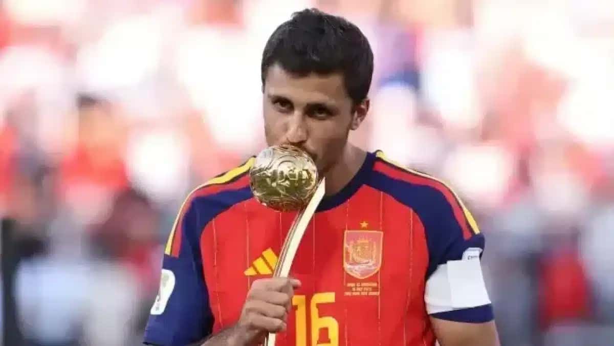 Rodri com a Bola de Ouro da Copa do Mundo