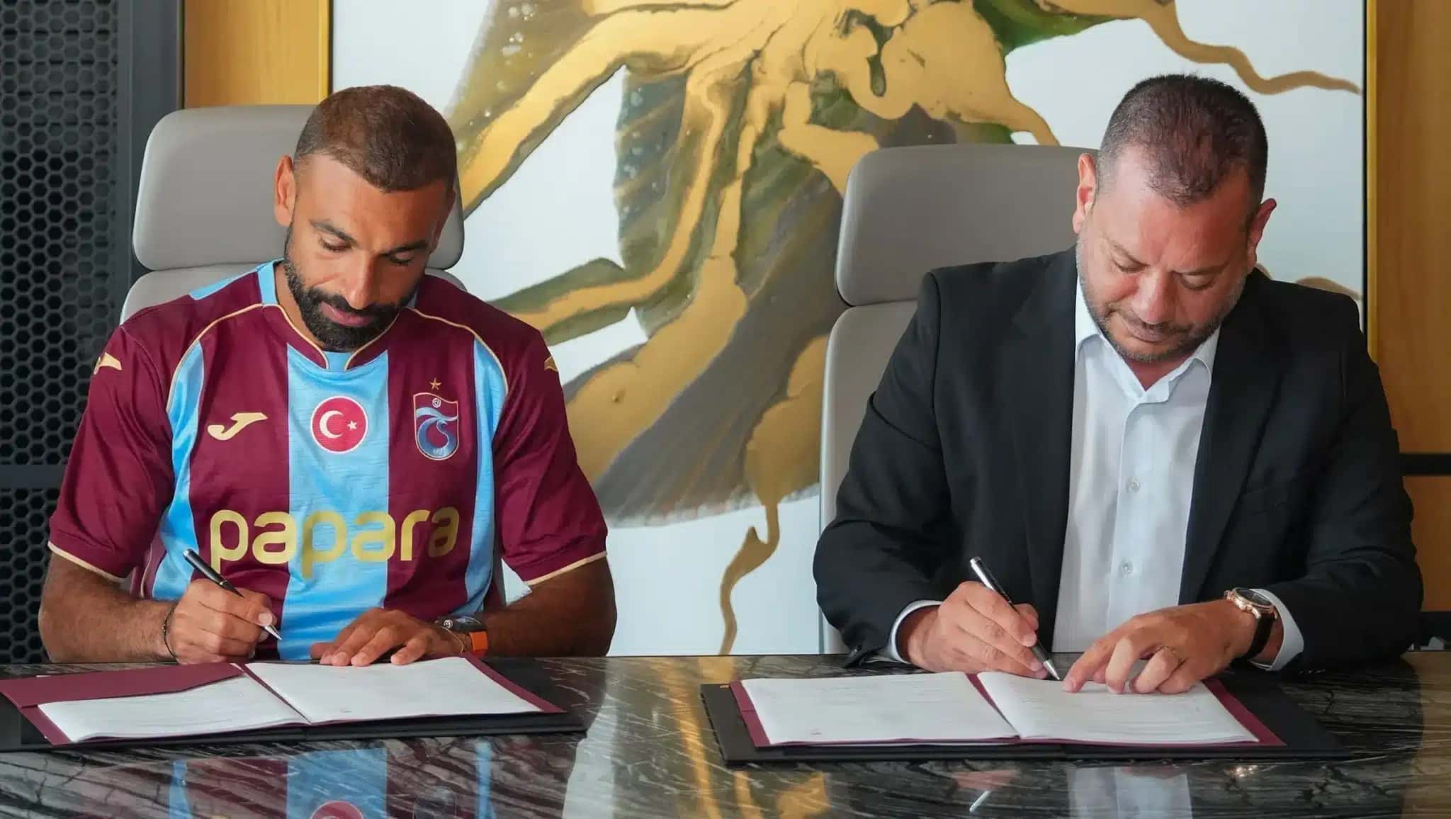 Salah assinou com o Trabzonspor