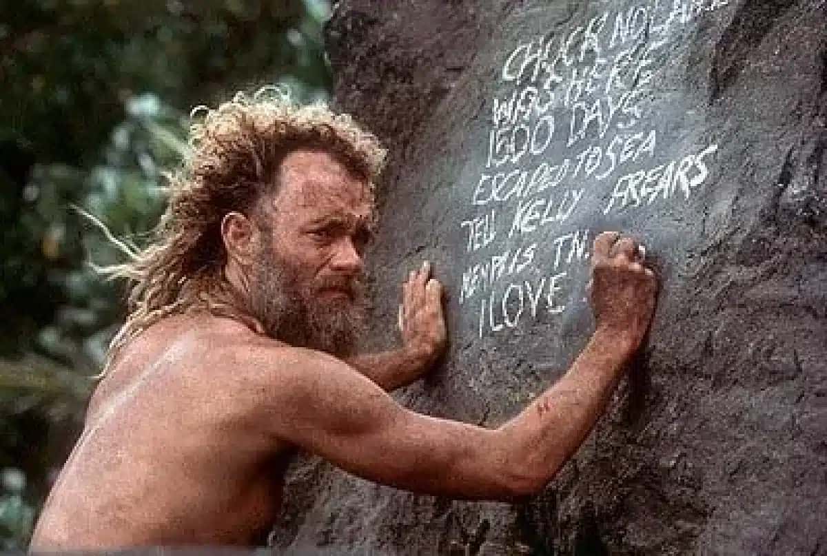 Tom Hanks em “Náufrago”, dos anos 2000, no qual o ator deixou que seu cabelo crescesse e precisou manter o “shape” mais sarado para viver o protagonista