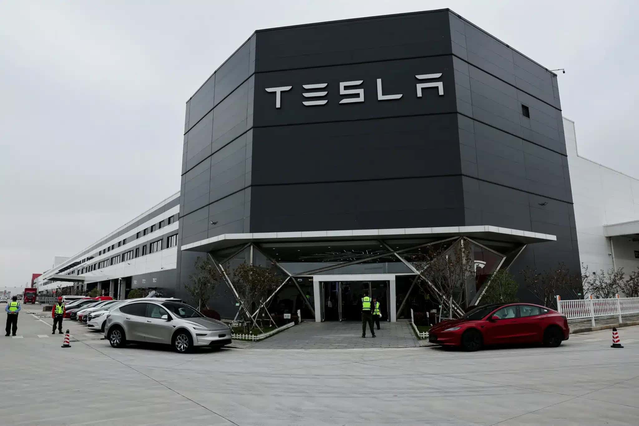 Vista externa da fábrica da Tesla em Xangai, China