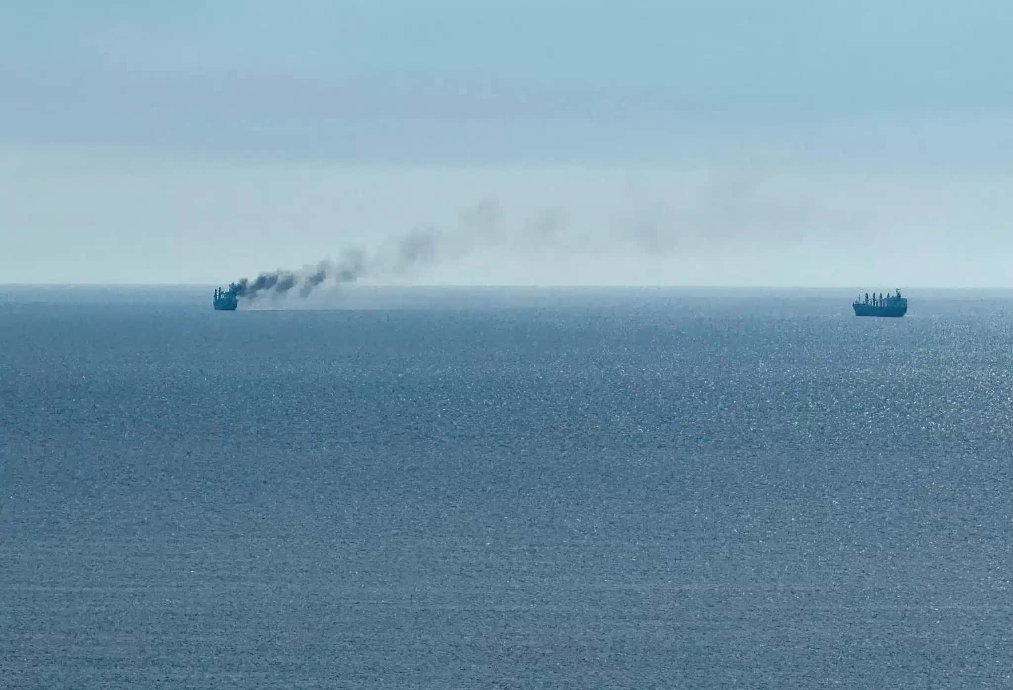 Uma embarcação civil está em chamas, enquanto porta-voz da Marinha da Ucrânia informava sobre um ataque militar russo a um navio 14 de julho de 2026 REUTERS/Victor Sayenko
