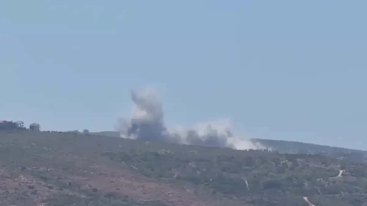 Fumaça subindo após ataque israelense em Mansouri, no Líbano na quarta-feira (5)