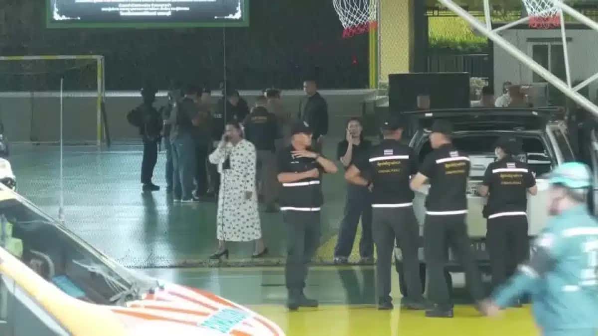Autoridades tailandesas no local após ataque a tiros em escola