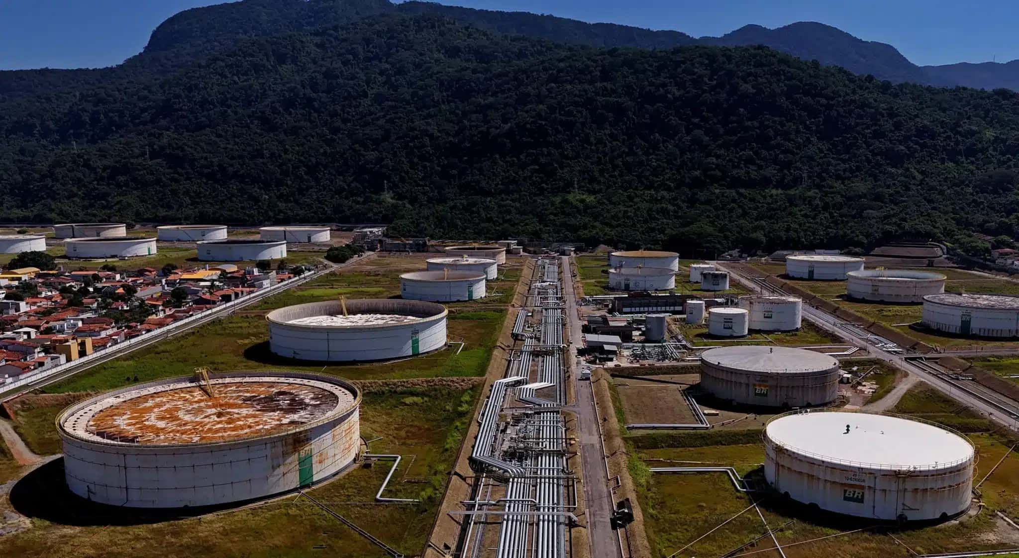 Imagem captada por drone mostra dutos e tanques no terminal de distribuição da Petrobras operado pela Transpetro, subsidiária da Petrobras responsável pelo transporte de petróleo e gás em São Sebastião, no estado de São Paulo, Brasil, em 17 de abril de 2026