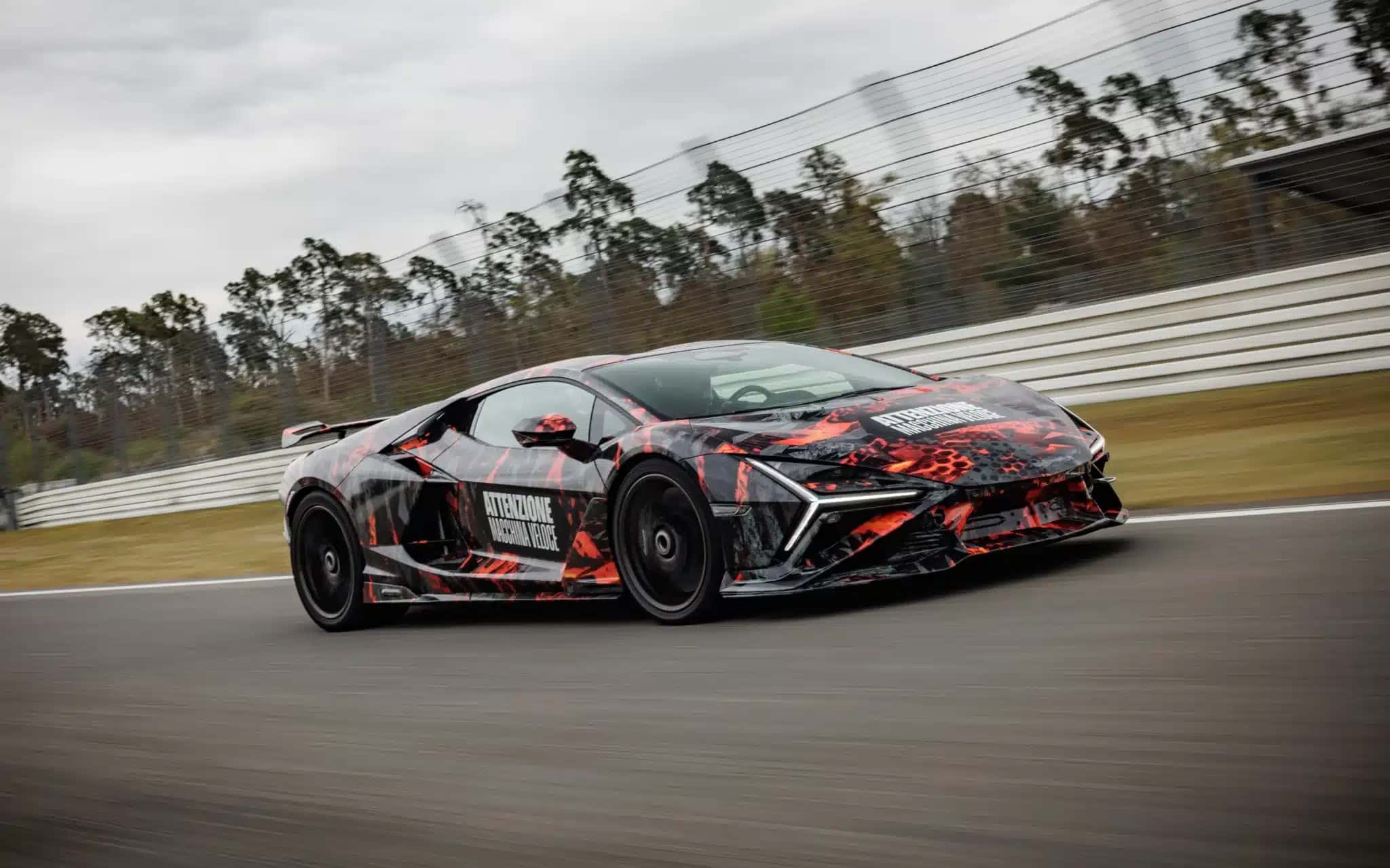 Lamborghini Revuelto SV camuflada em testes na Alemanha