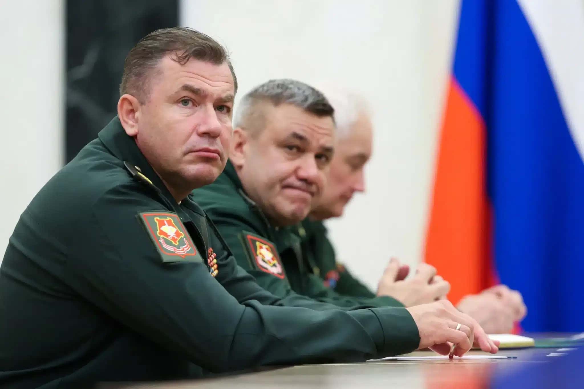Denis Lyamin, recém-nomeado chefe das Forças de Sistemas Não Tripulados da Rússia, e Valery Solodchuk, recém-nomeado chefe do Serviço de Logística, e o ministro da Defesa, Andrei Belousov 5 de agosto de 2026