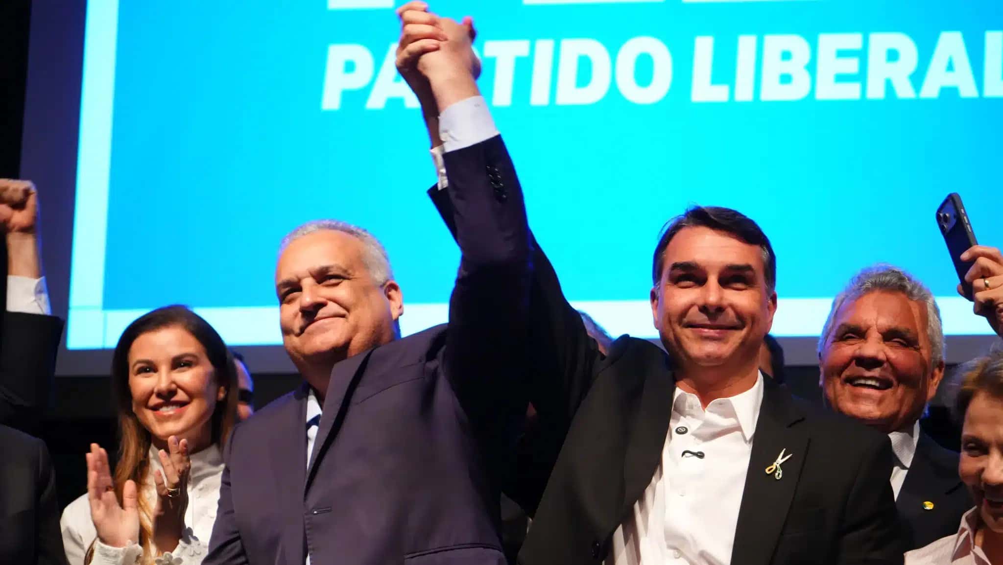 O deputado Alfredo Gaspar (PL-RN) e o senador Flávio Bolsonaro (PL-RJ)