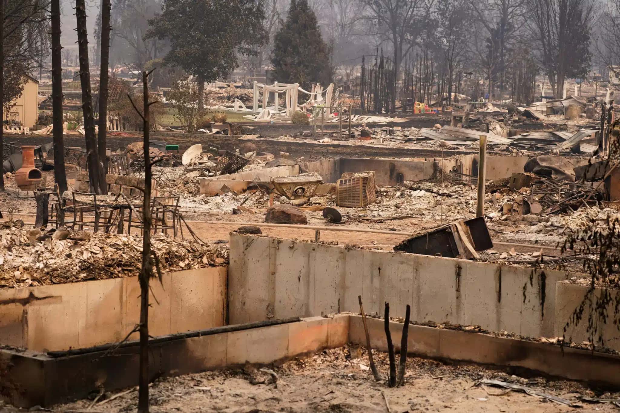 Imagem de um bairro devastado por incêndio em Spokane, Estado de Washington 3 de agosto de 2026 REUTERS/David Ryder