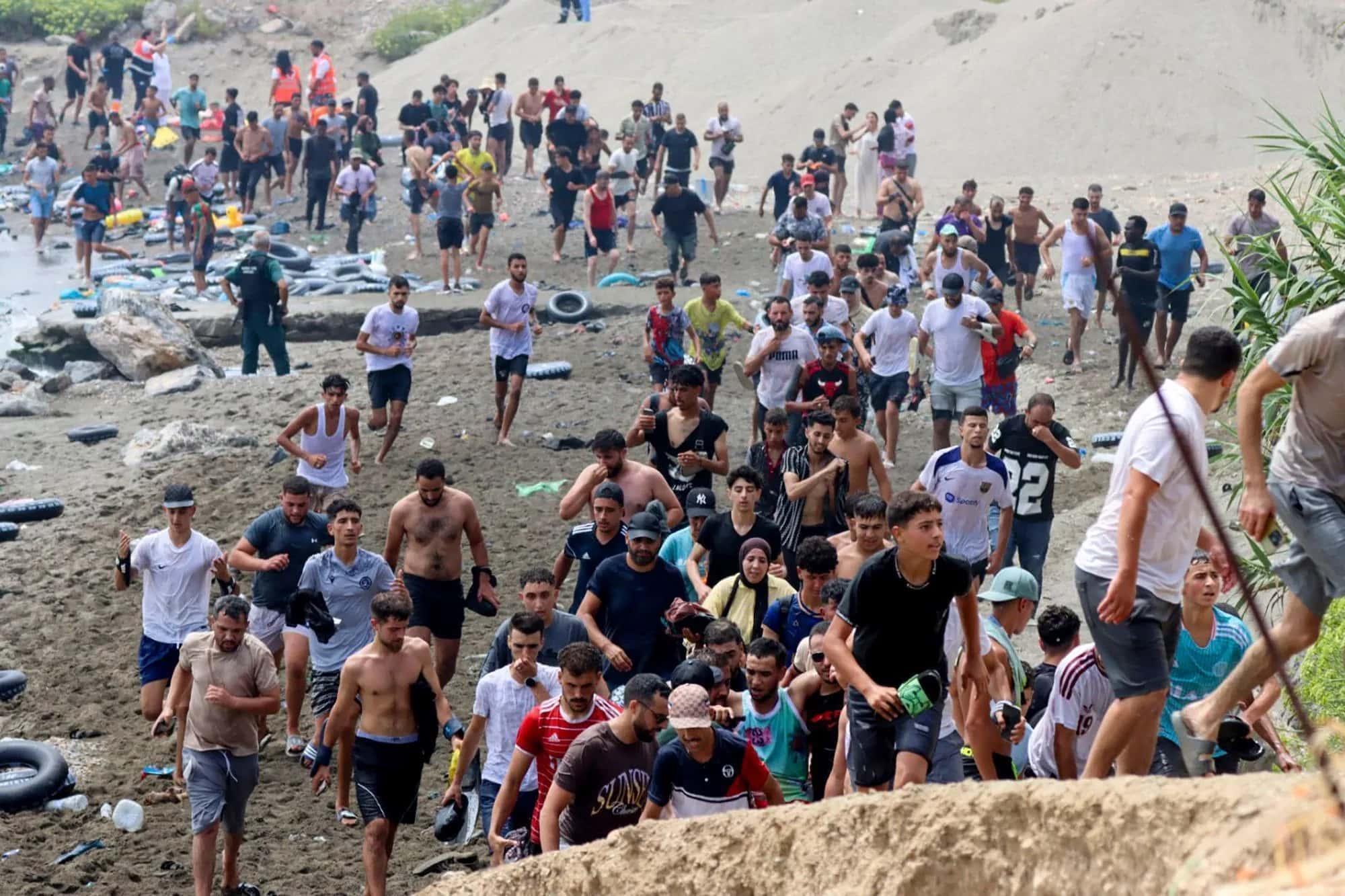 Migrantes marroquinos entraram em Ceuta pelo mar