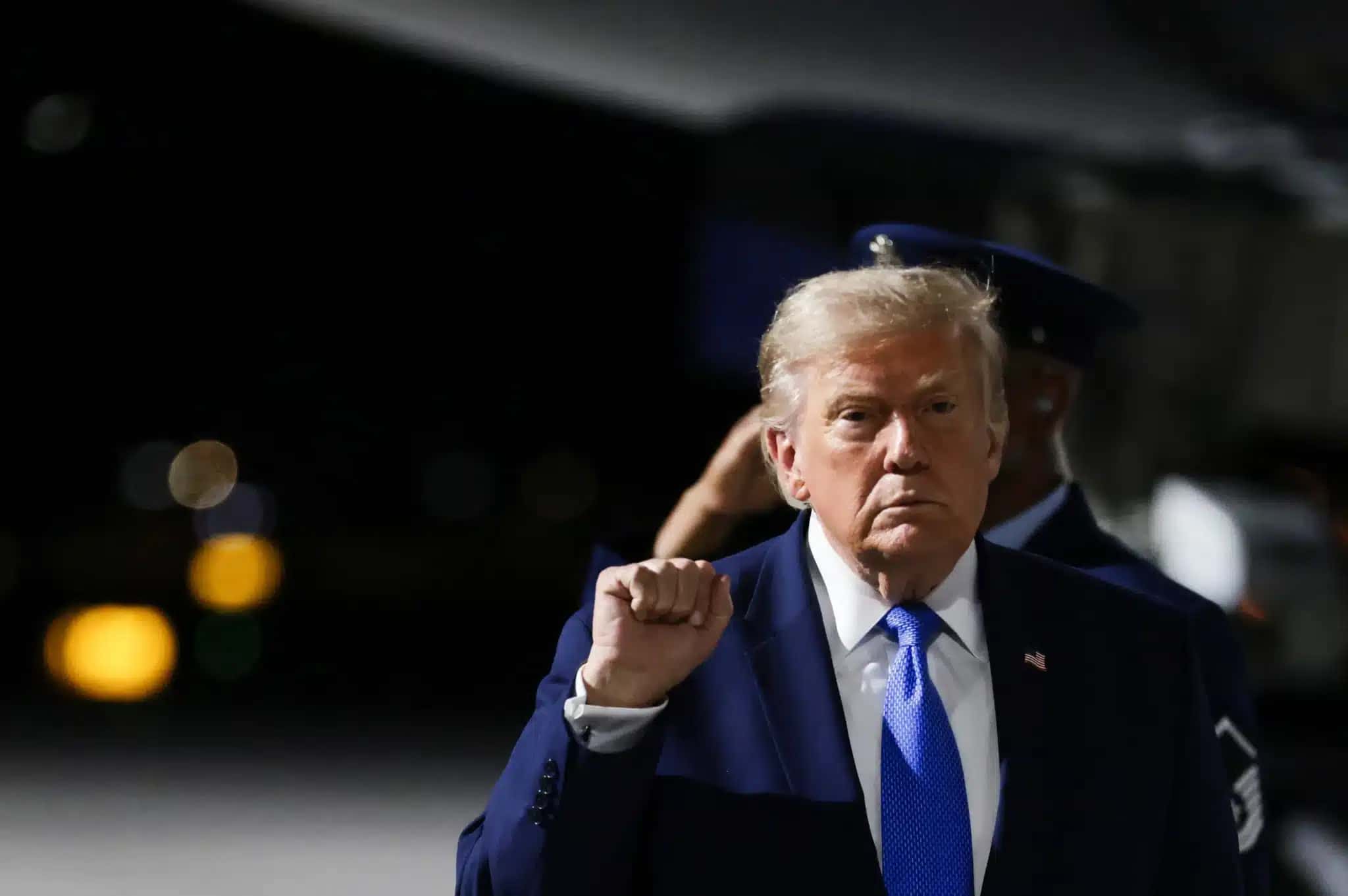 O presidente dos EUA, Donald Trump, faz um gesto enquanto caminha após desembarcar do Air Force One ao chegar ao Aeroporto Internacional Harry Reid, em Las Vegas 4 de agosto de 2026