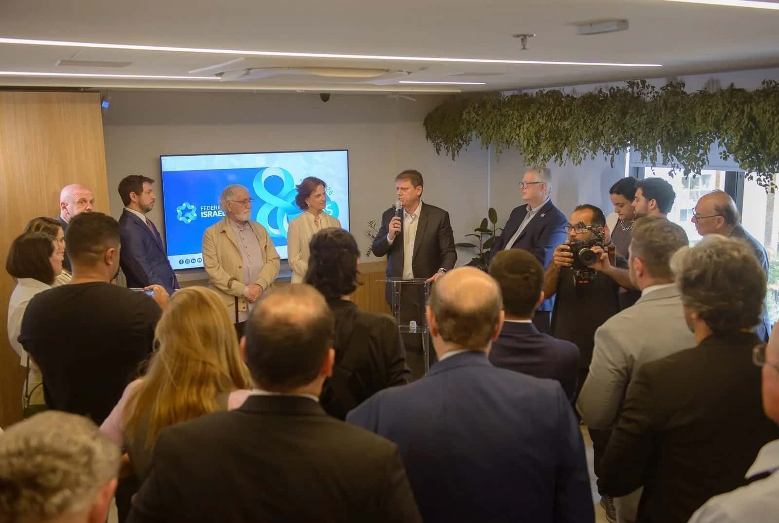Tarcísio de Freitas durante encontro com lideranças da Federação Israelita do Estado São Paulo