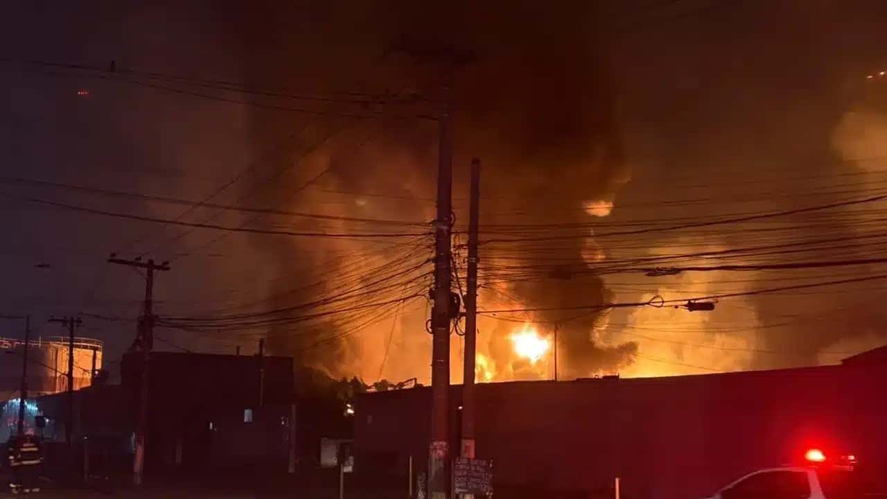 Corpo de Bombeiros atua com o suporte de 20 viaturas, sem previsão para o término dos trabalhos