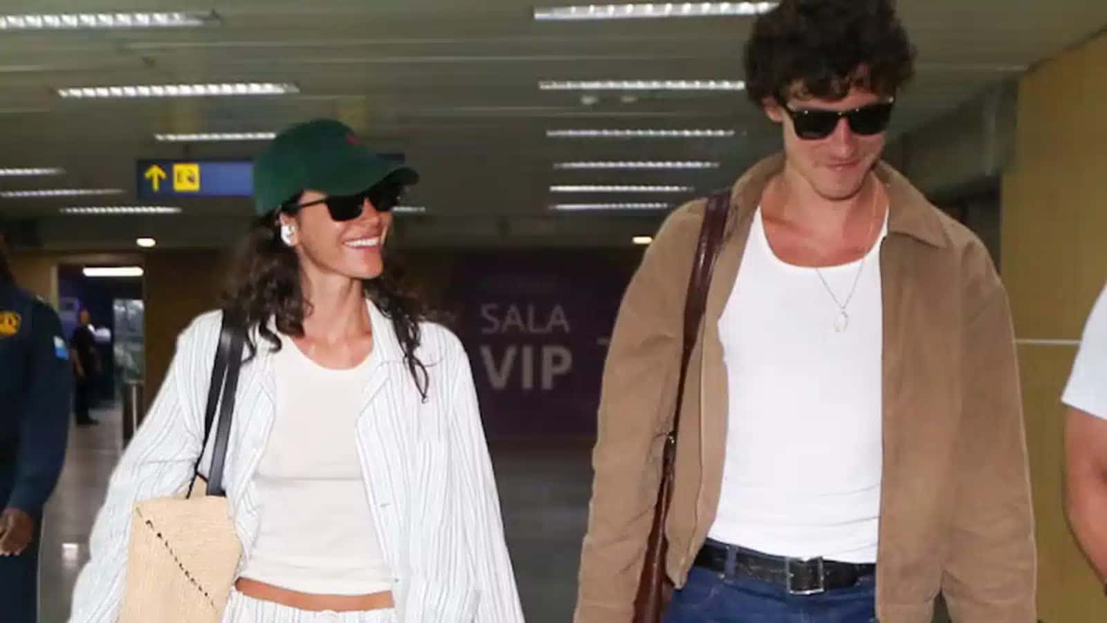 Bruna Marquezine e Shawn Mendes em aeroporto de Salvador, Bahia