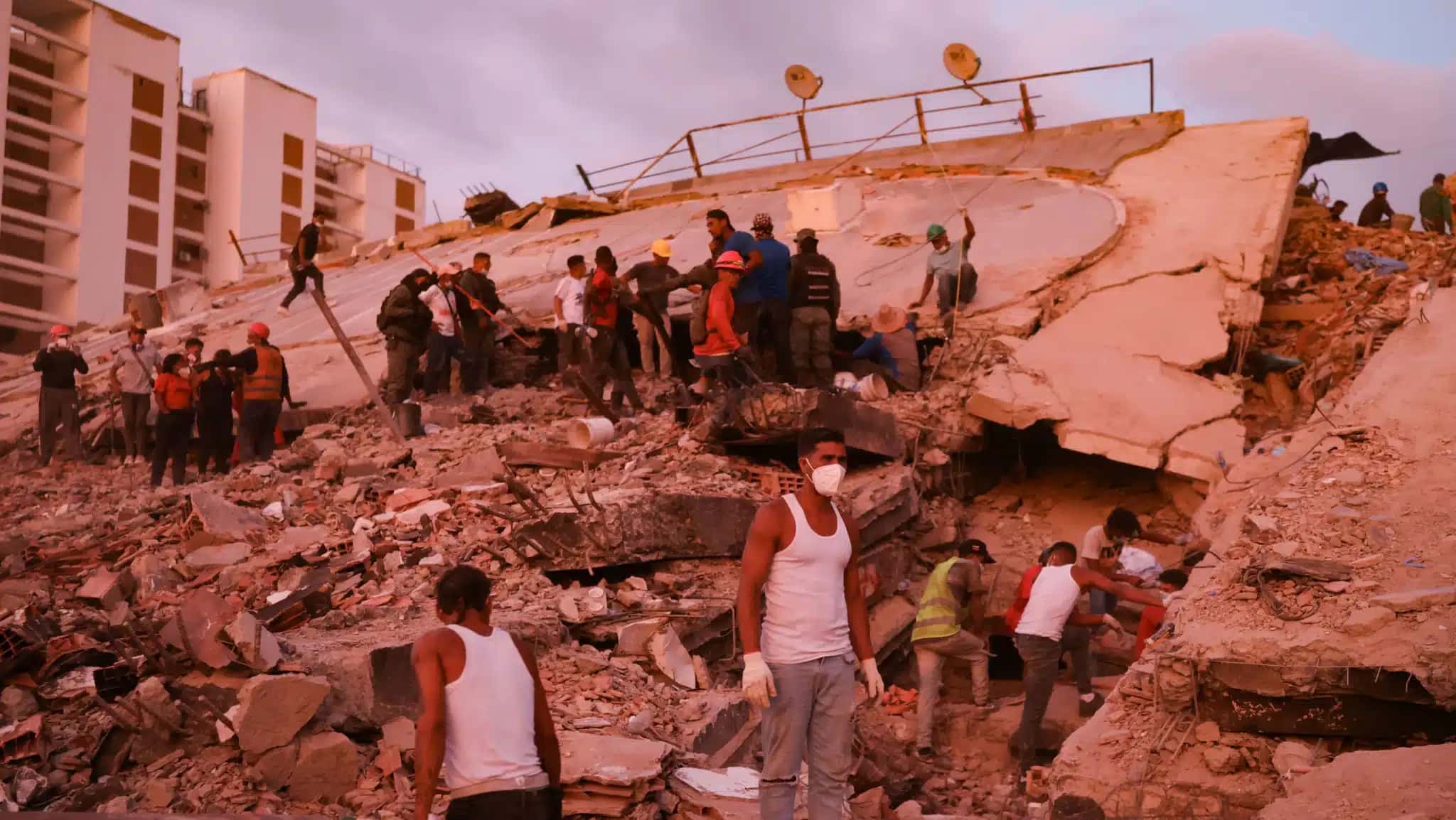 Equipes de resgate trabalham em local de um prédio desabado após os terremotos de 24 de junho, em La Guaira, Venezuela, em 8 de julho de 2026