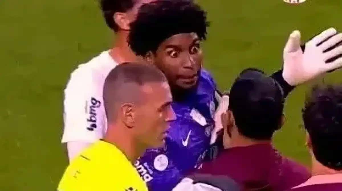 Hugo Souza relata fala do árbitro para Fernando Diniz