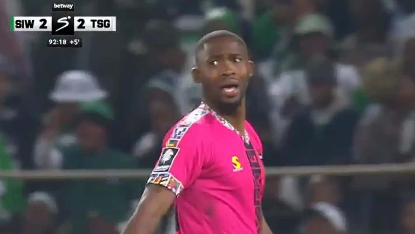 Goleiro é expulso em lance bizarro na África do Sul