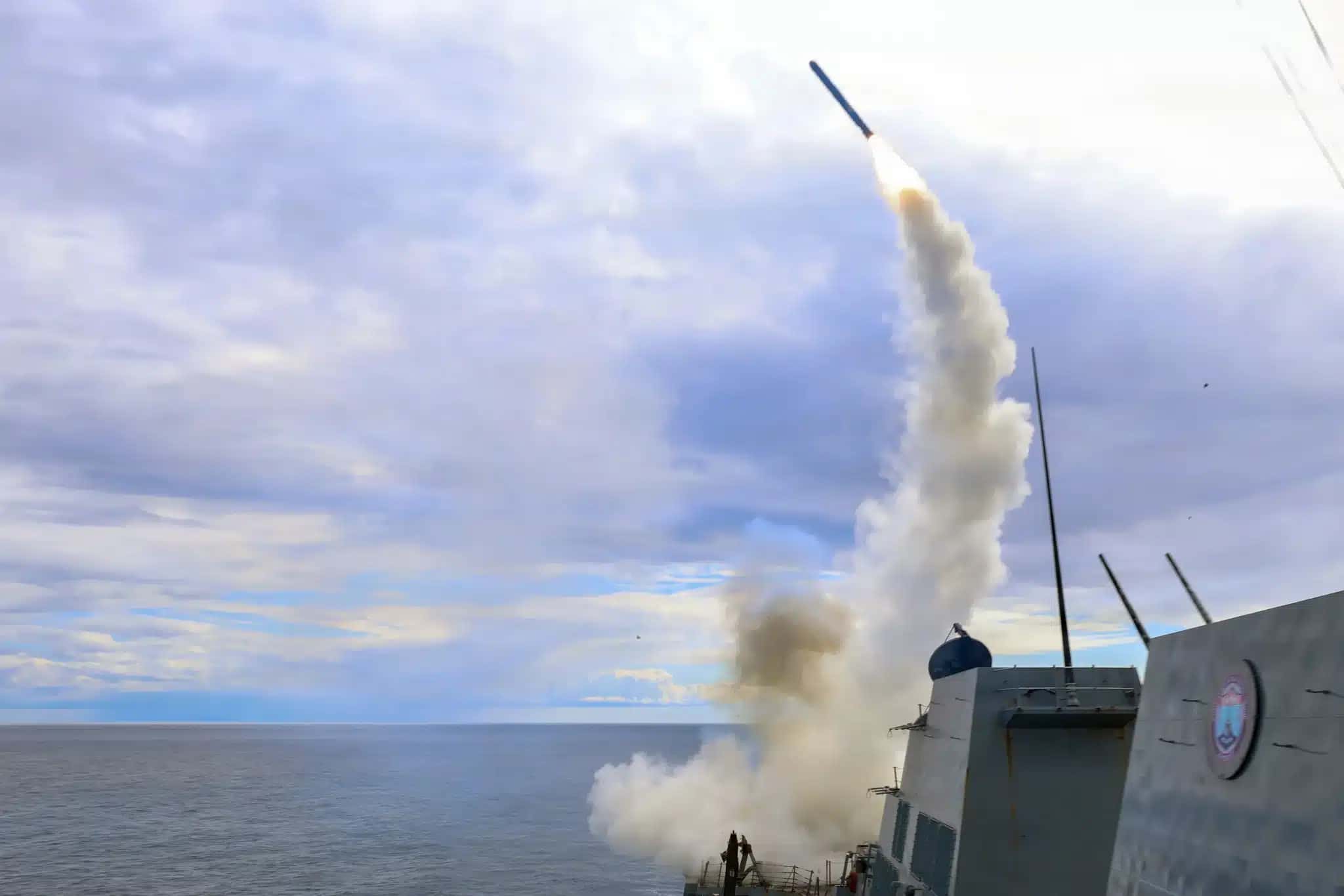 Nesta imagem de divulgação divulgada pela Marinha dos Estados Unidos, o destróier lança-mísseis guiados da classe Arleigh Burke USS Thomas Hudner (DDG 116) dispara um míssil de ataque terrestre Tomahawk em apoio à Operação Epic Fury, em 1º de março de 2026, no mar