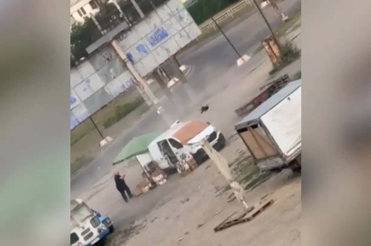 Um drone circula sobre um homem em um mercado de Kherson, no sul da Ucrânia, antes de explodir nas proximidades e feri-lo, em um incidente que, segundo as autoridades ucranianas, ocorreu em 4 de agosto.