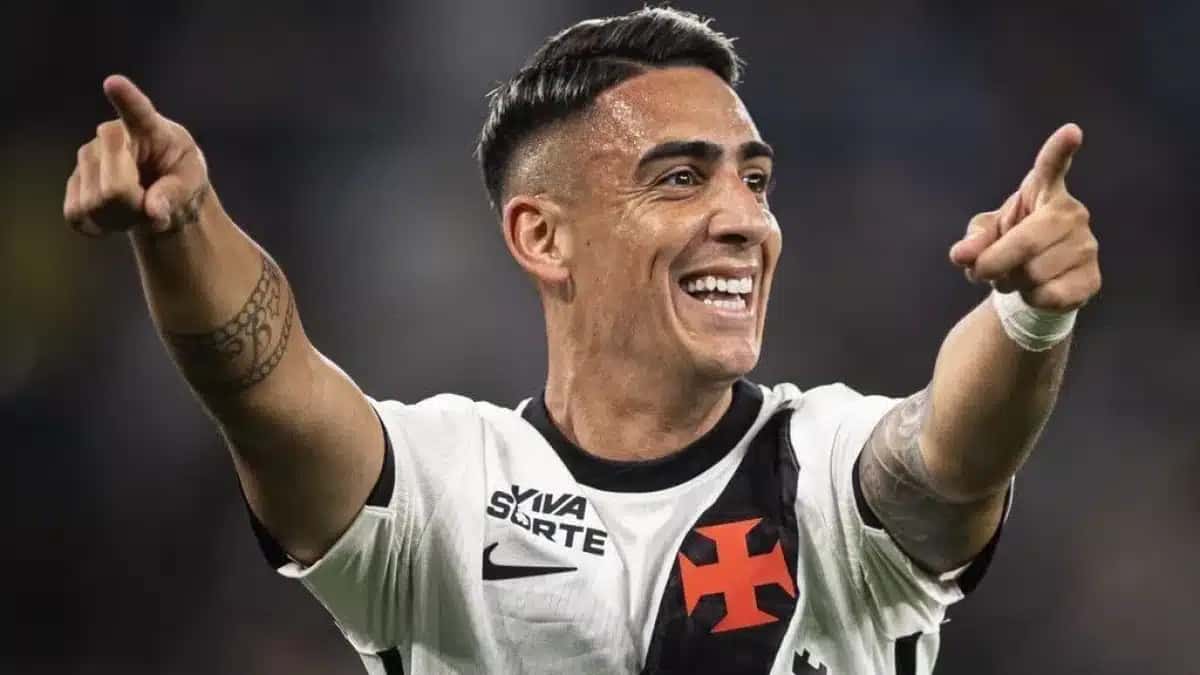 Puma Rodríguez comemora o terceiro gol do Vasco sobre o Fluminense na Copa do Brasil