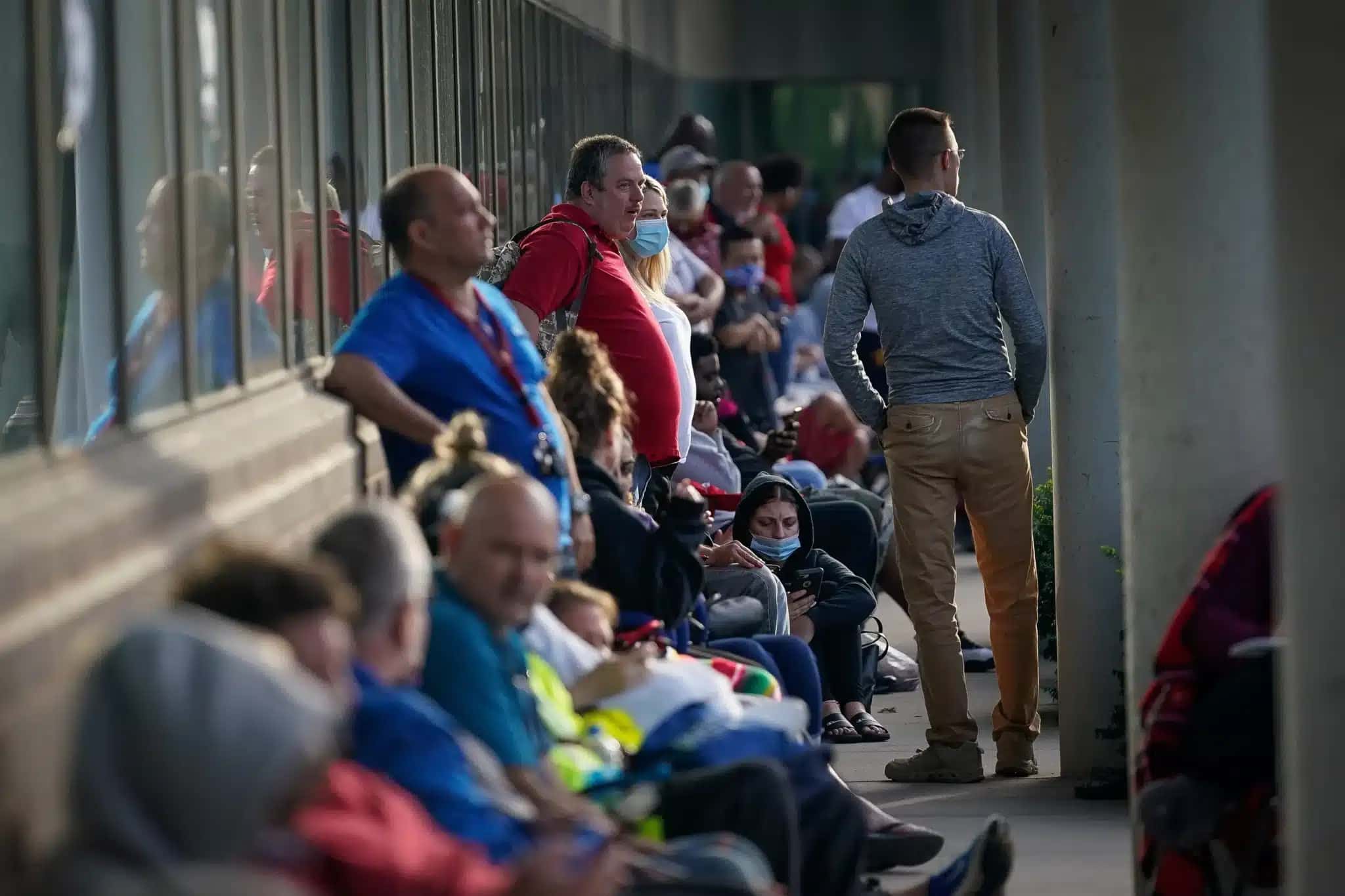Fila de pessoas que buscam assistência com pedidos de auxílio-desemprego no Kentucky Career Center, EUA
