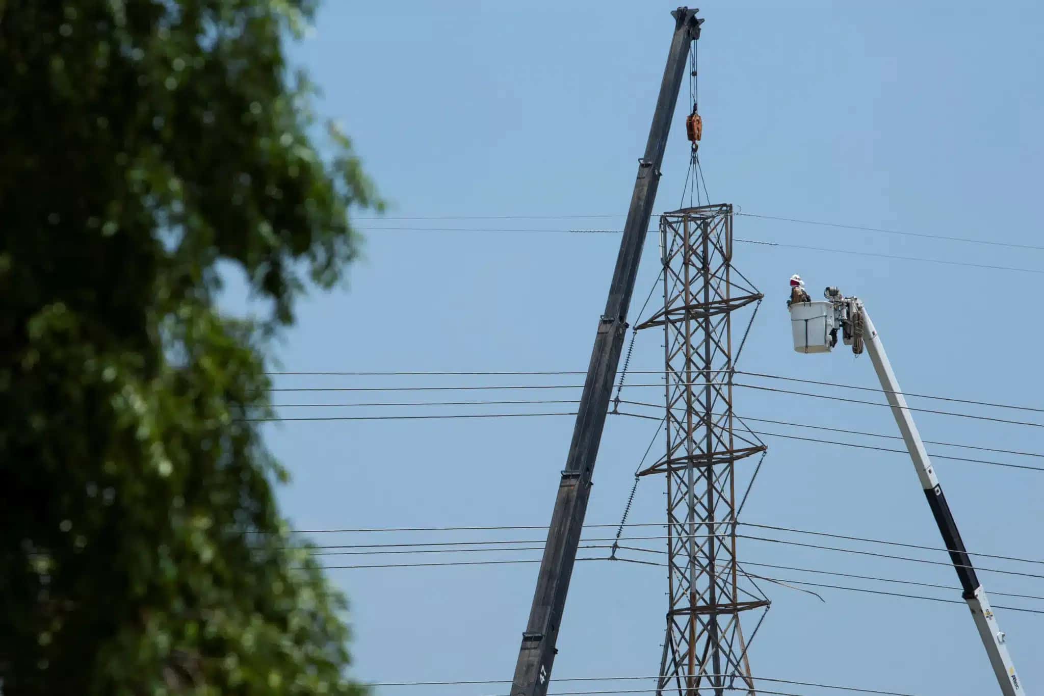 Conserto em linha de transmissão de energia