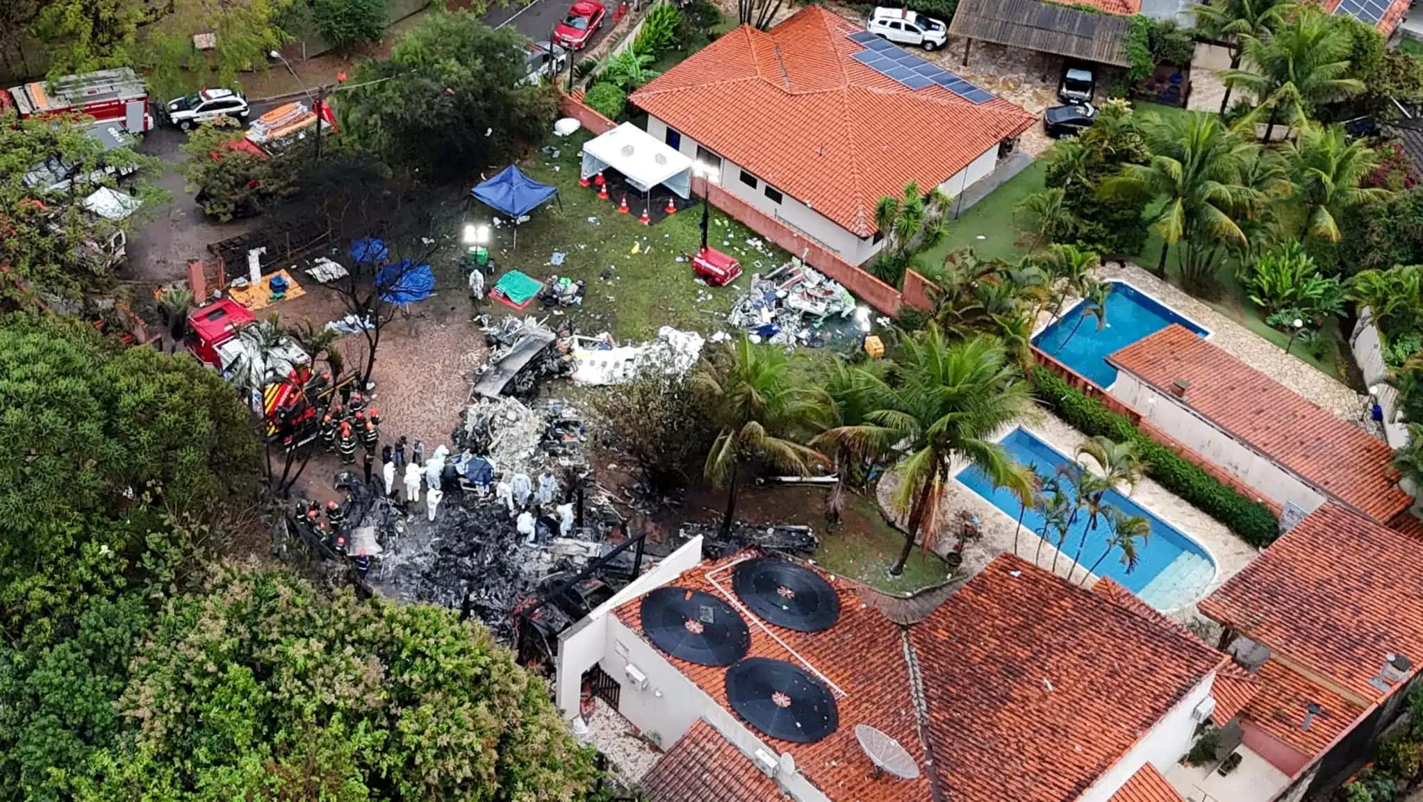 Visão de drone mostra pessoas trabalhando em local do acidente de avião da Voepass em Vinhedo (SP), em agosto de 2024