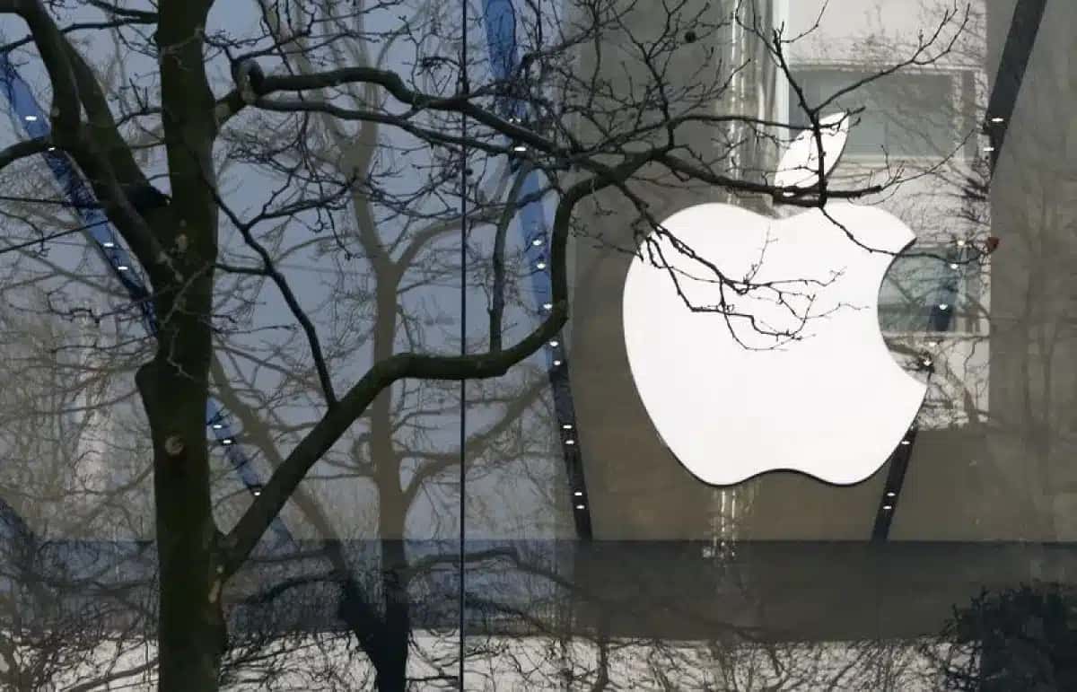 Logo da Apple em Apple Store de Bruxelas, na Bélgica