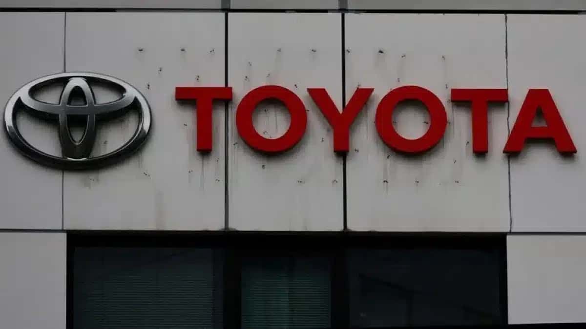 Logotipo da Toyota Motor Corp em concessionária em Tóquio, Japão