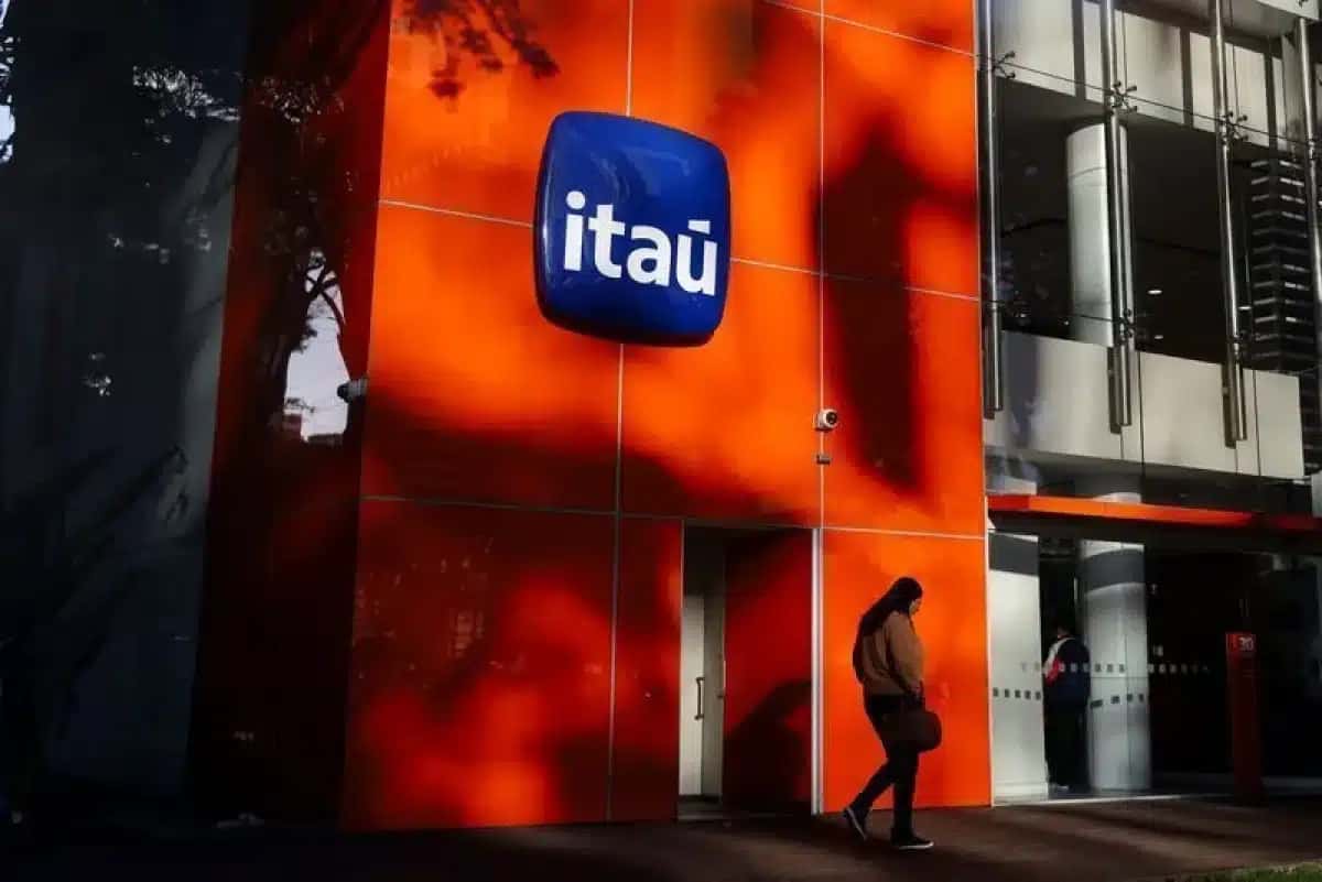 Mulher passa em frente a uma agência bancária do Itaú em São Paulo