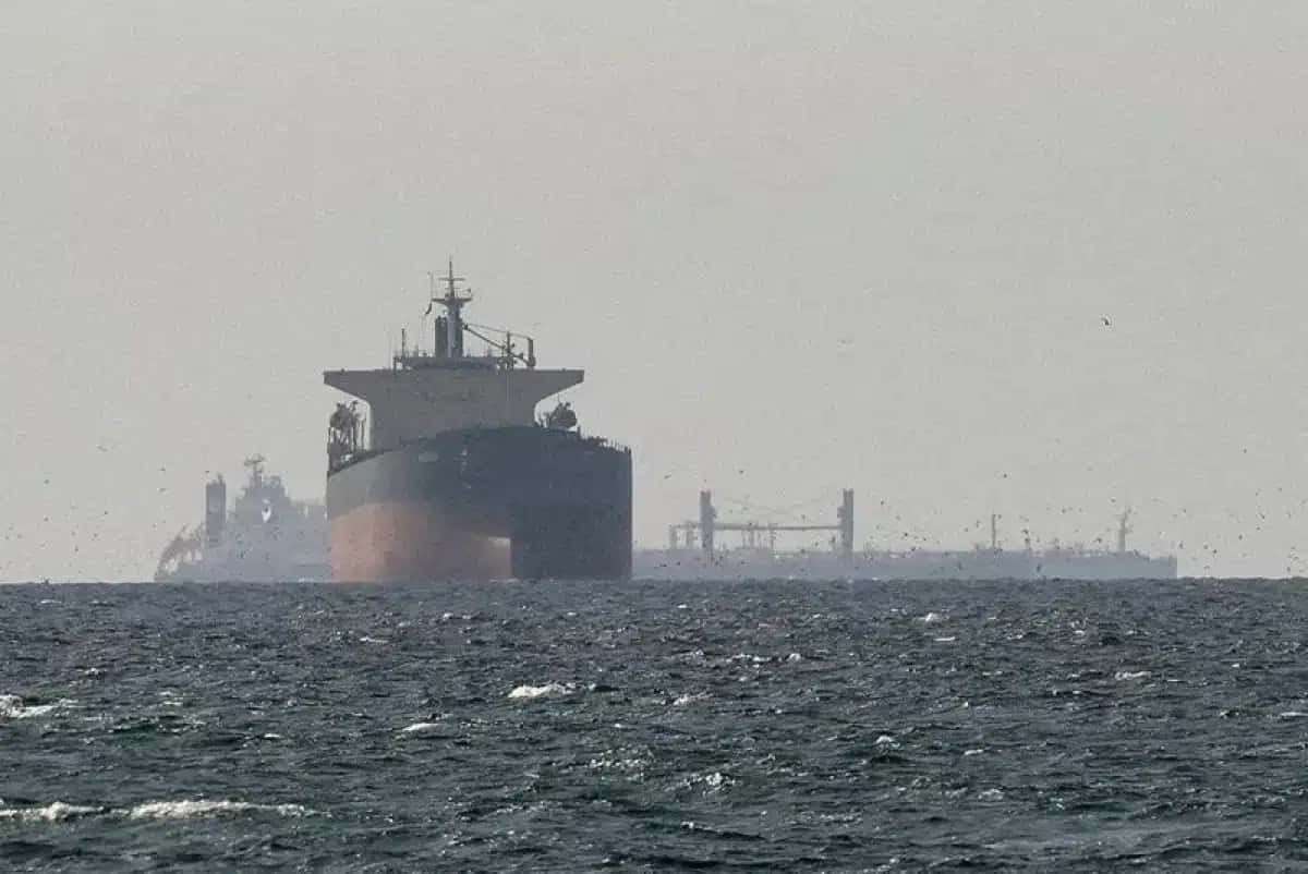 Navios de carga no Golfo, perto do Estreito de Ormuz