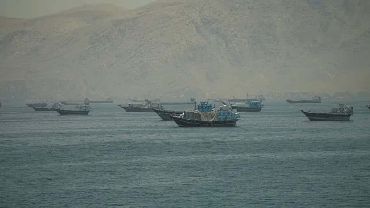 Navios ancorados no Estreito de Ormuz