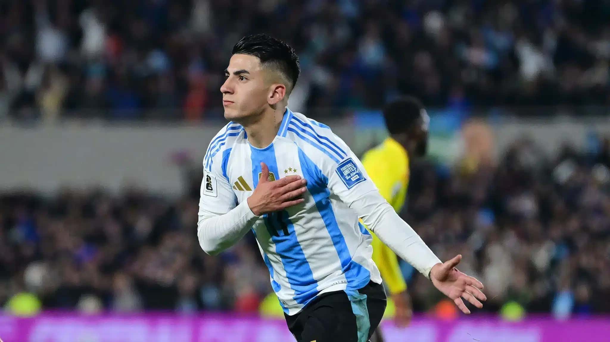 Thiago Almada comemora gol contra a Colômbia no Monumental