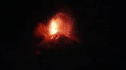 Vulcão Fuego entra em erupção na Guatemala e força evacuação de famílias em San Juan Alotenango